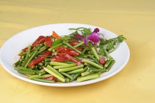 蒜苔炒腊肠 16元