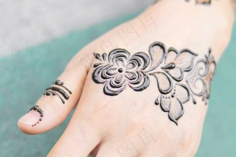 手部花纹纹身图片