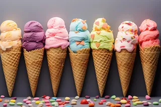 夏日各种口味的冰淇淋球摄影图 