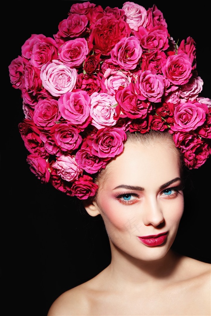 戴玫瑰花的美女