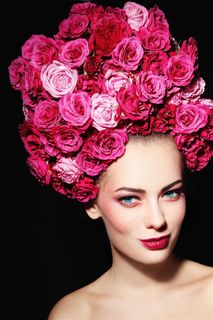 戴玫瑰花的美女