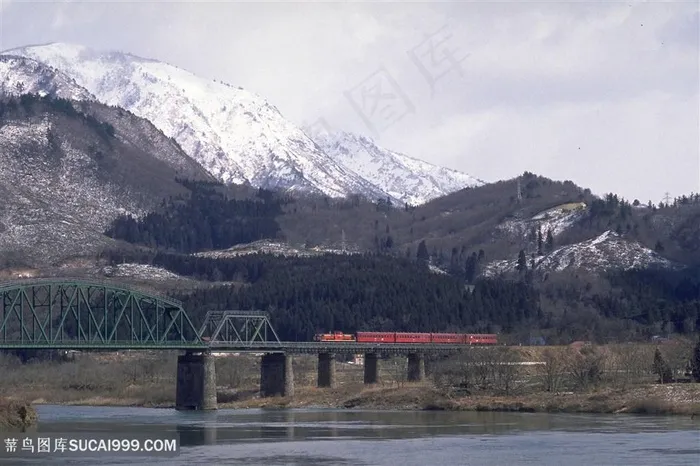 铁路山脉湖畔风景画