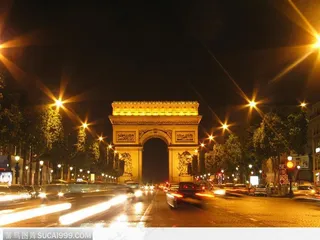 路灯 车流 拱门建筑 树木