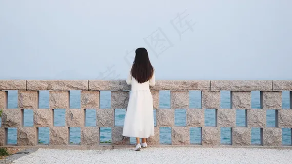 清纯长发女生背影图片