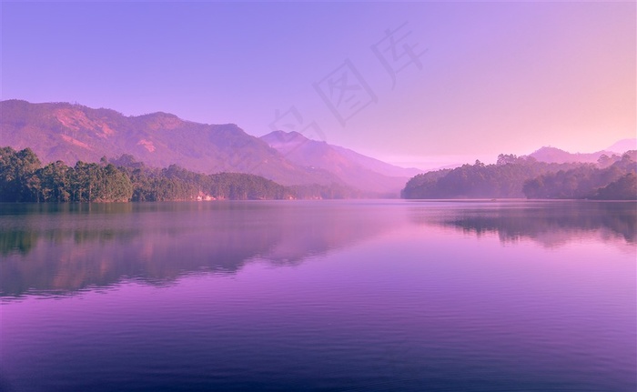 高清唯美湖边群山倒影山水风景图片