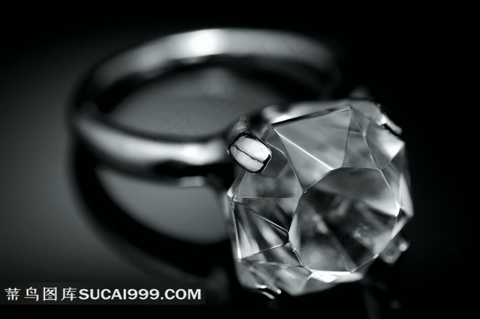 戒指上通透的钻石