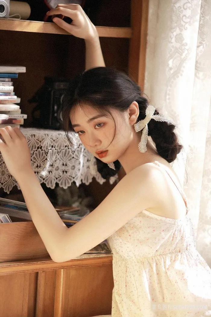 抱着书柜的清纯美女图片