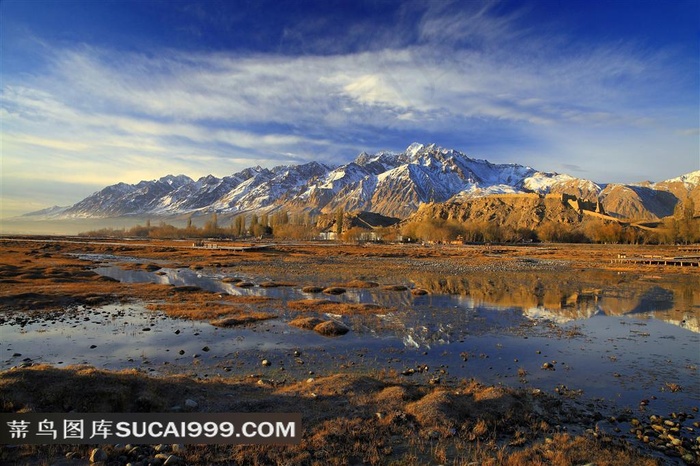 新疆塔什库尔干石头城河流雪山美景