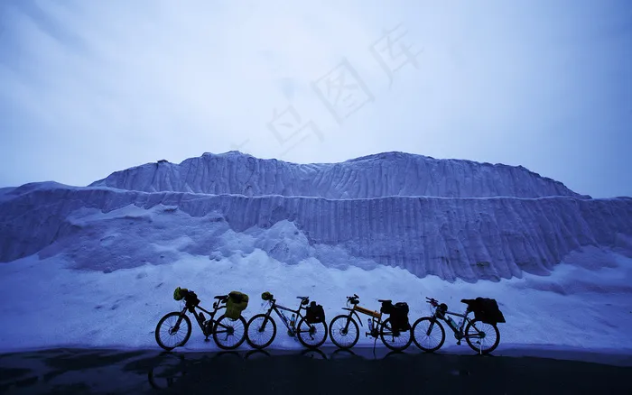 雪山下的自行车