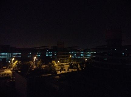 夜里空荡的马路