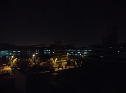 夜里空荡的马路 夜里空荡的马路