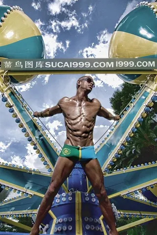 肌肉男模室外图片