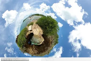 蓝天白云下的绿色地球村