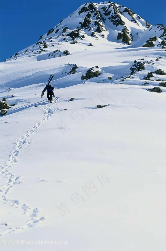 雪山上向下滑雪的运动员