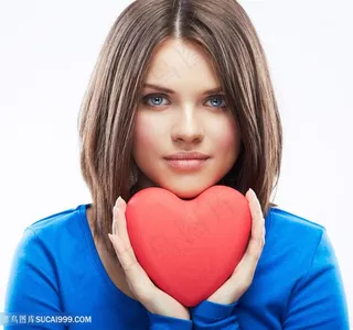 美女捧着红色爱心桃心图片