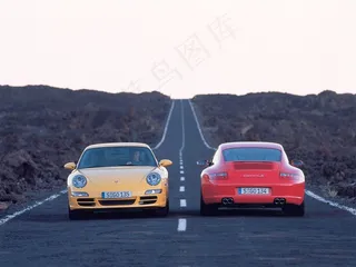 保时捷911 Carrera行驶中的保时捷