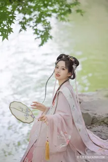 湖边写真古装汉服美女图片