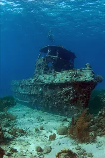 海底沉没的游轮图片素材欣赏