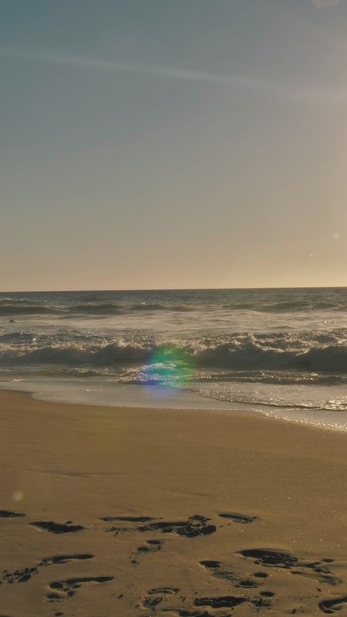 一个男人在海滩上做跳跃技巧