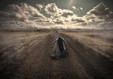 黄昏荒野恐怖女鬼图片