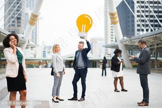 举灯泡图板的商务团队图片