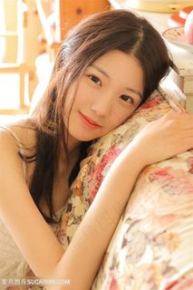 趴在沙发上的清纯女生图片