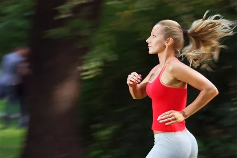 在跑步的运动美女人物摄影高清图片