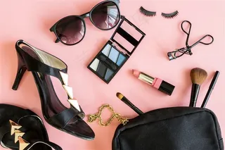 口红化妆盒与高跟鞋包包等高清图片