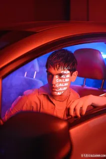脸上有文字的开车男人图片 脸上有文字的开车男人图片