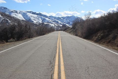 雪山公路景观图片