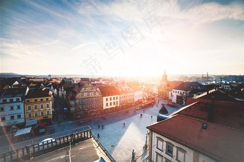 欧洲美丽小屋的屋顶图