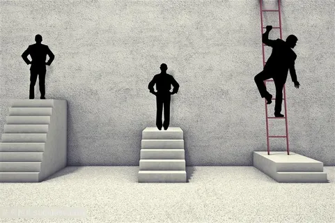 强强对手商务人士爬楼梯阶梯剪影 强强对手商务人士爬楼梯阶梯剪影