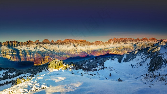 雪山峰顶美景图片