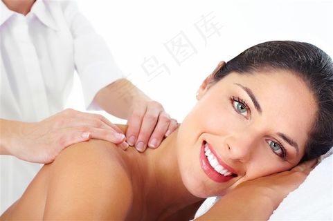 做肩部护理的外国女性高清摄影