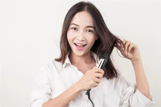 梳理头发的清新美女