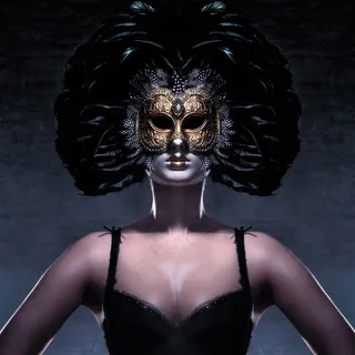 穿吊带戴面具的美女图片