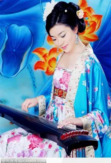 穿传统汉服的古典美女正在弹琴弹古筝