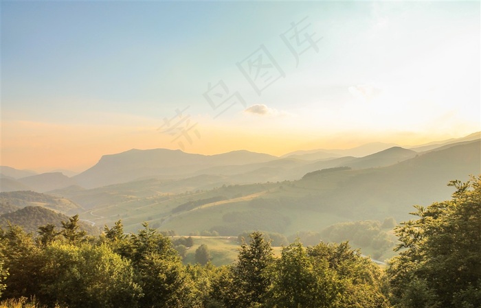 阳光下的山峦
