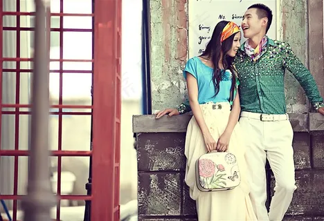 说悄悄话的情侣图片 说悄悄话的情侣图片