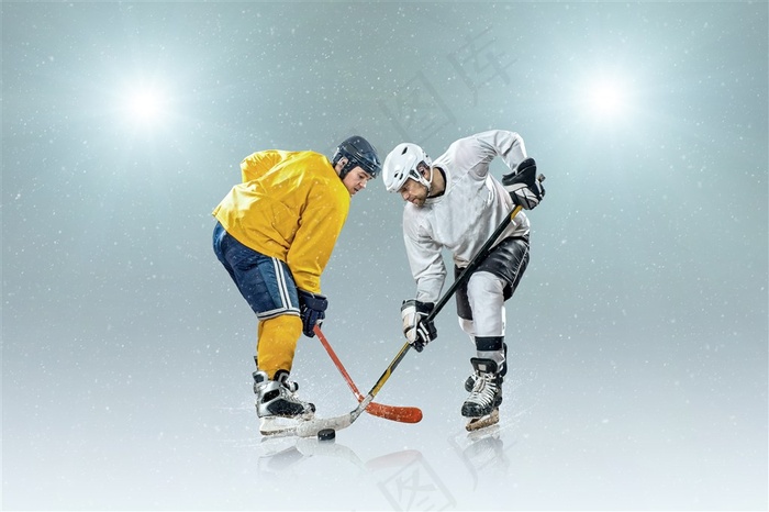 两个冰球对决的男人