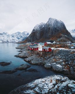 冬季唯美雪山脚下风景图片