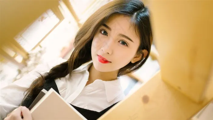 黄色调美女图书馆高清素材