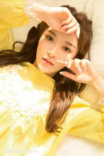 躺在床上的清纯女生写真图片