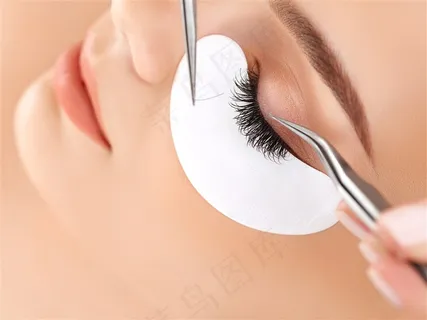 做眼睫毛的美女高清图片 做眼睫毛的美女高清图片