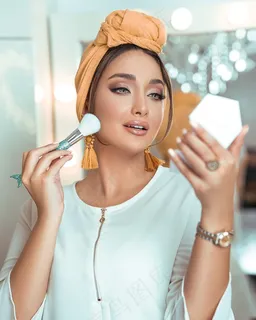 化妆的美女图片