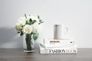 白色空间书桌书本简约文艺鲜花高清背景