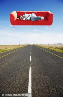 广告创意素材-睡公路上空沙发的男人