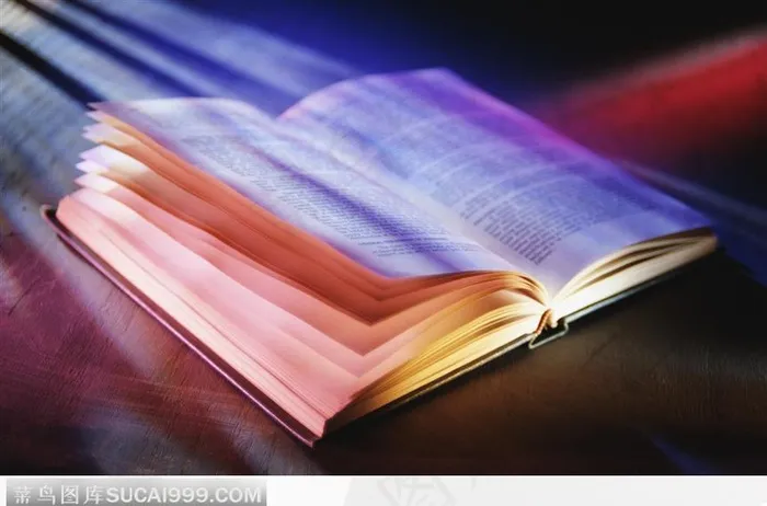 昏暗灯光下的书籍