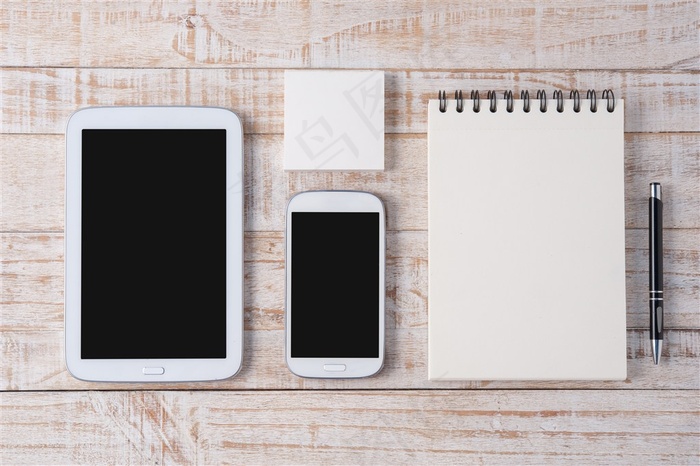 白色的平板和手机
