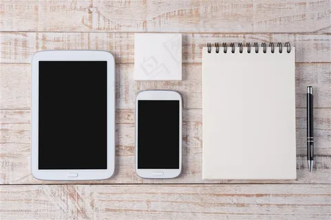 白色的平板和手机